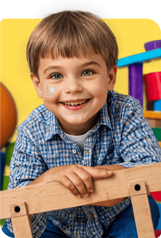 Criança de sorrindo com brinquedos ao fundo